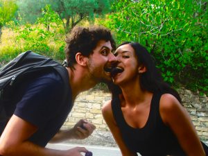 raccogliere frutta per strada ecologia copia
