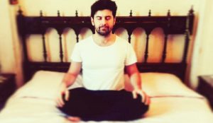 come meditare a letto, seduti o sdraiati