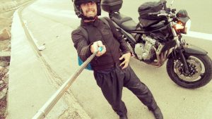 in moto con la pioggia