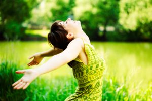 ragazza che spalanca le braccia, guarigione