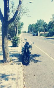 Maria, la moto, in attesa di ripartire