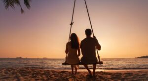 coppia altalena tramonto (Canva)