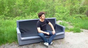 divano in mezzo alla natura