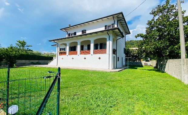 Villa-Flora-Luni